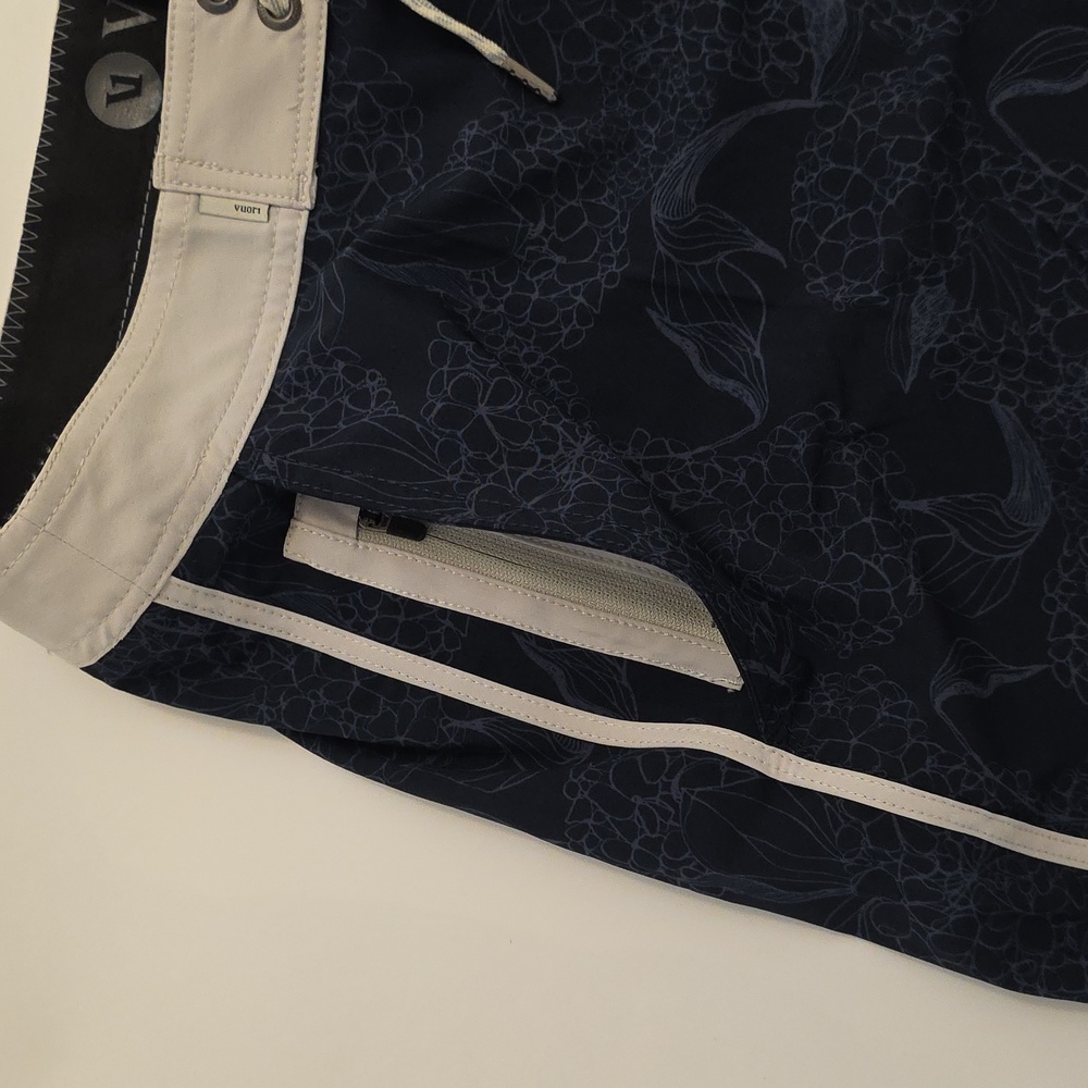 NWT Men's Vuori Cruise Boardshorts in Color Ink Hydrangea Waist 30" Length 17.5" - Picture 8 of 12